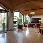 Отель The Ziba & 4*